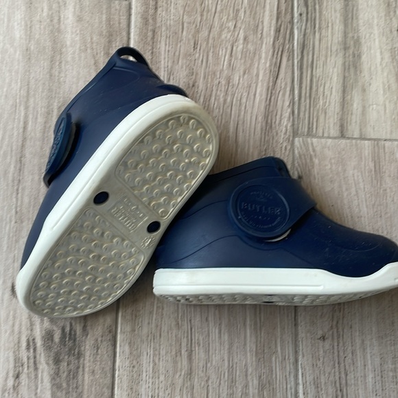 Butler kids Size 9 with booties and rubber outer layer. - Picture 2 of 5